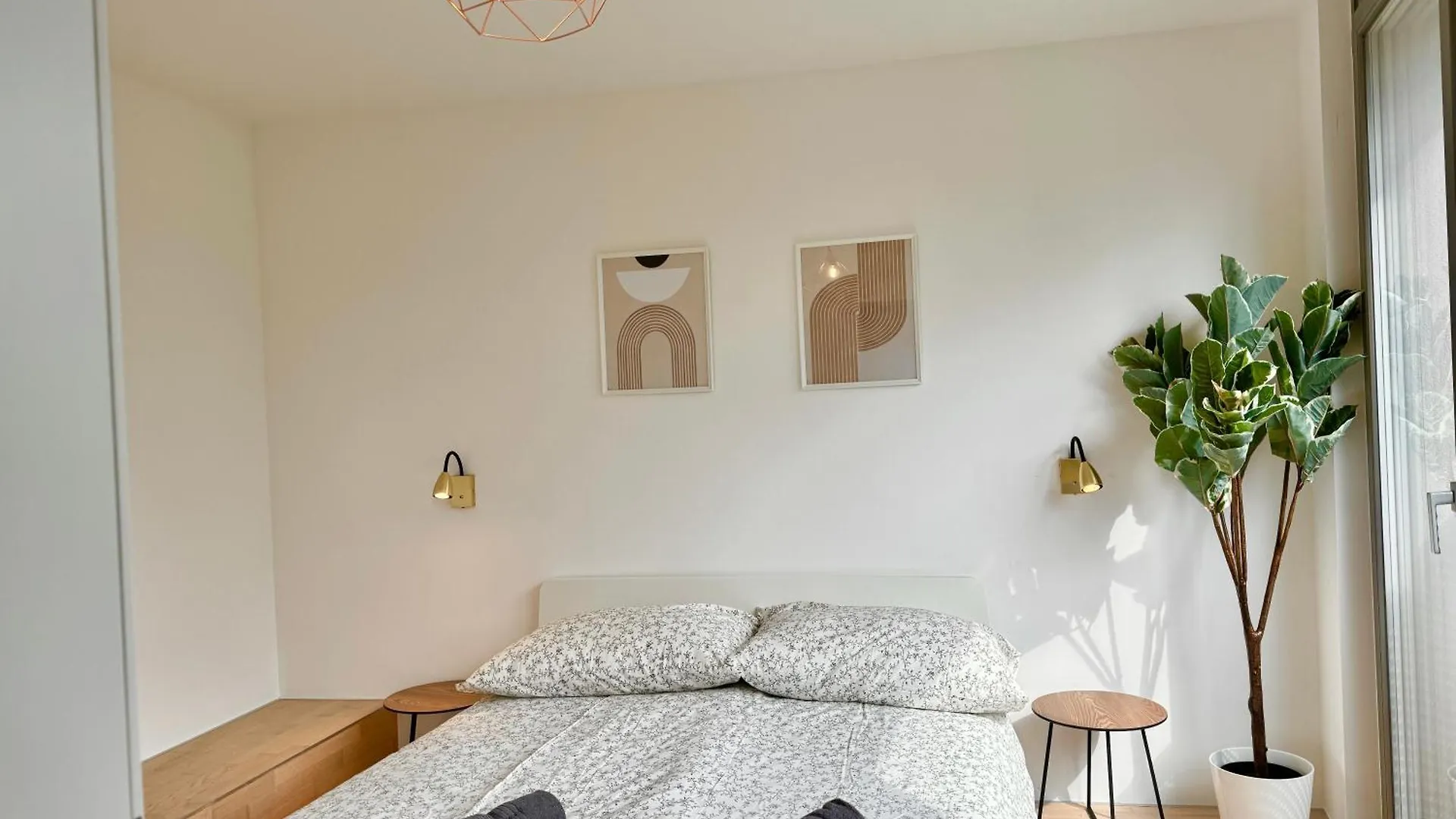 90 M2 Spacious Apartment With Free Parking contacts